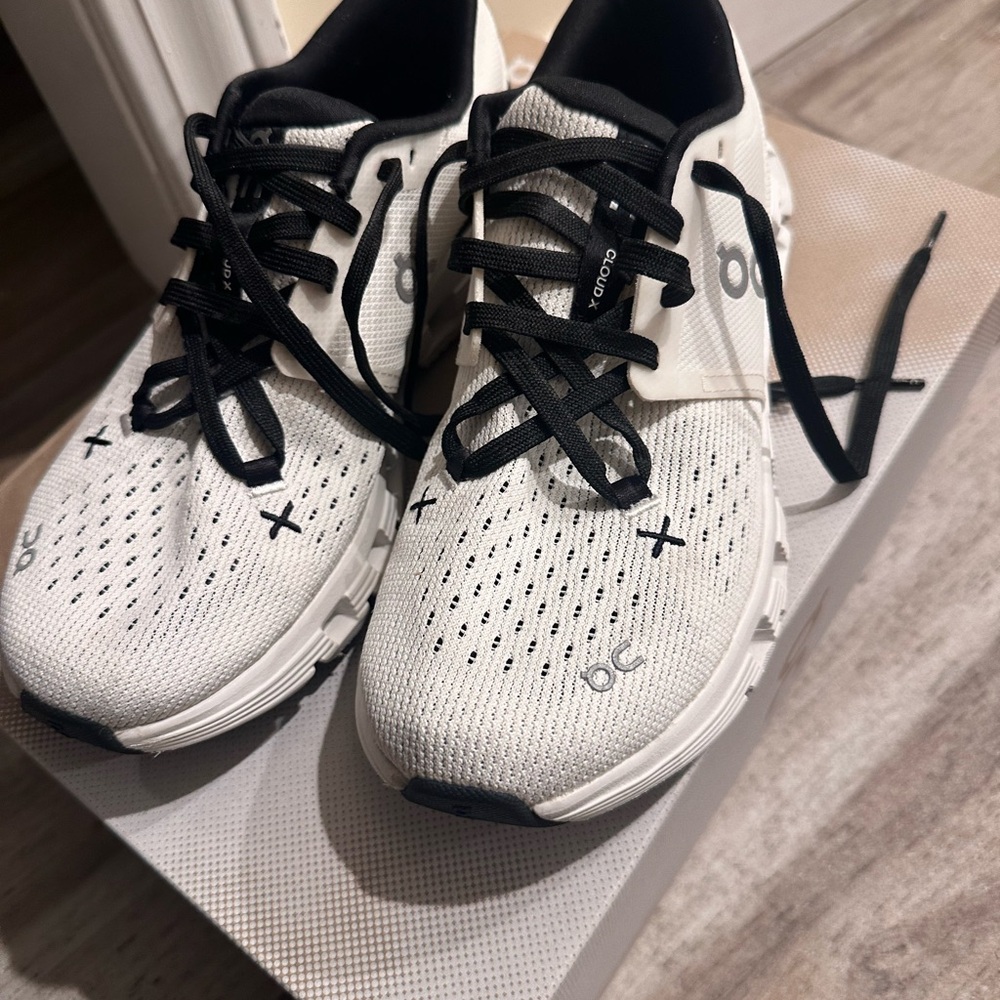 On Running White and Black Performance Sneakers Cloud X 4